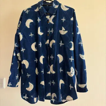 네이비 달과 십자가 무늬 긴팔 셔츠