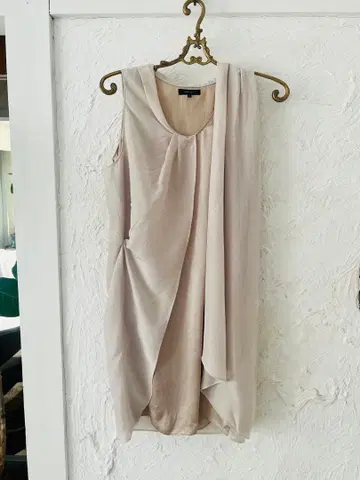 베이지 드레이프 디자인 슬리브리스 드레스