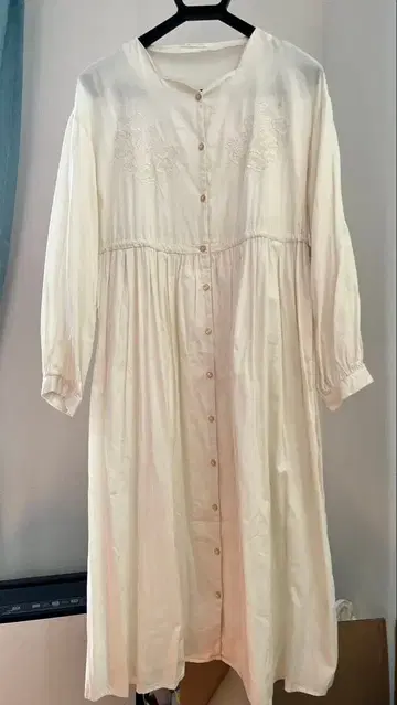 자수 들어간 긴팔 원피스