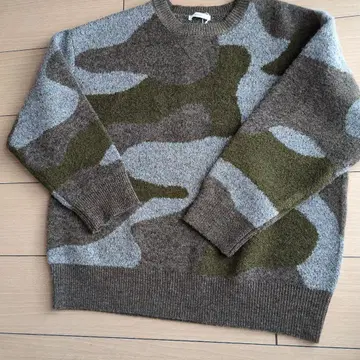 카키 카모 패턴 울 혼방 스웨터