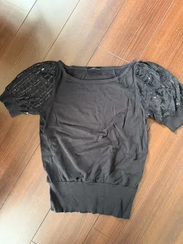 ANTEPRIMA 블랙 비즈 장식 퍼프 슬리브 반팔