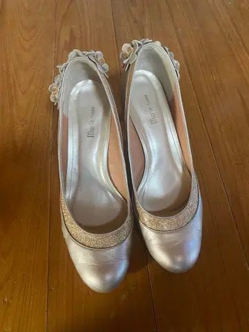 Marie Claire 실버 꽃 장식 펌프스