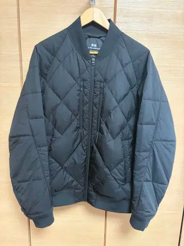 유니클로 화이트 마운티니어링 리사이클 하이브리드 다운 자켓 xl