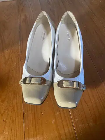 화이트 베이지 스퀘어토 펌프스