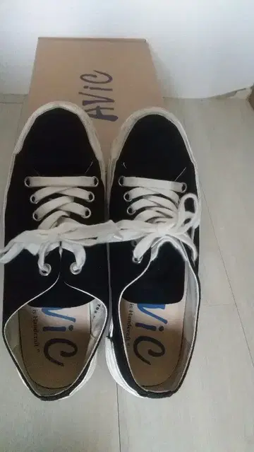 AVIC MARE 블랙 스니커즈 27cm