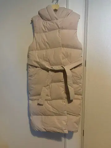 베이지 후드 부착 다운 자켓