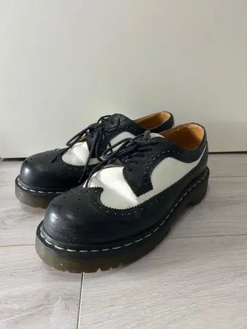 DR. MARTENS 닥터마틴 윙팁 블랙/화이트 신발