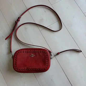 스터드가 달린 빨간색 가죽 숄더백