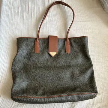 토트백 그린 컬러와 브라운 콤비네이션
