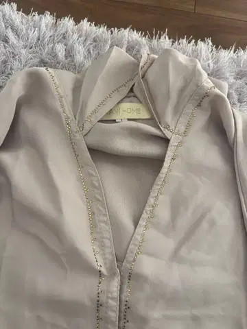 아바야 베이지 긴팔 원피스 비즈 장식