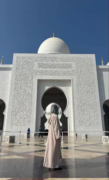 아바야 베이지 긴팔 원피스 비즈 장식