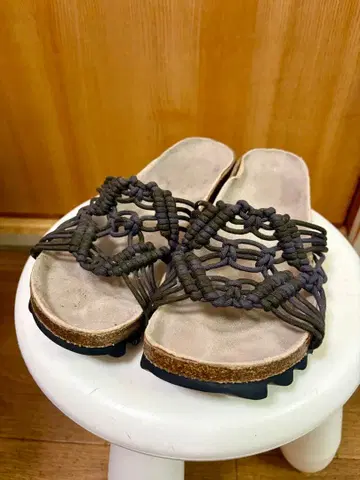 TROVE 브라운 뜨개질 디자인 샌들