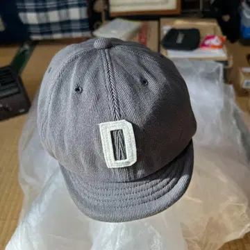 그레이 D 로고 캡 자크만