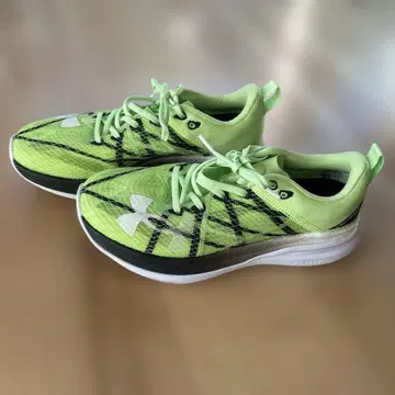 언더아머 러닝화 형광 그린 27cm