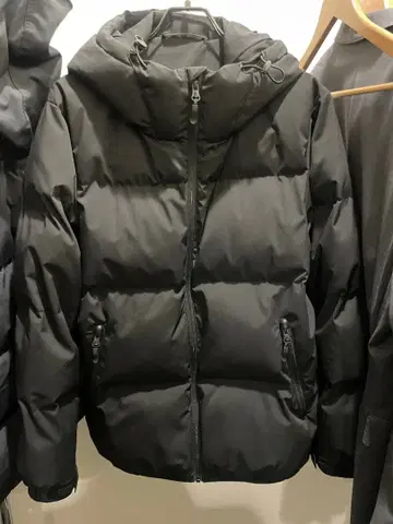 블랙 후드 부착 다운 자켓