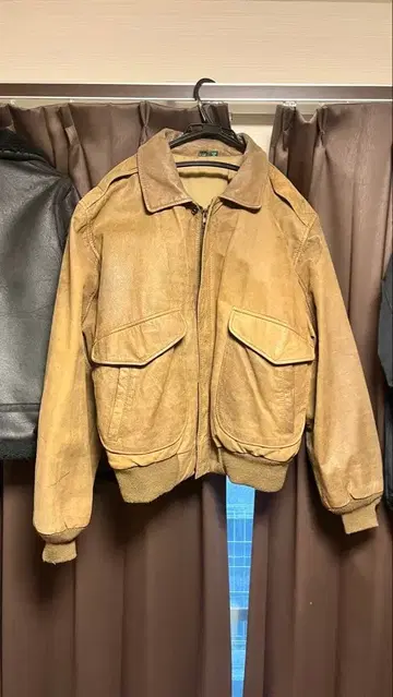베이지 가죽 봄버 자켓