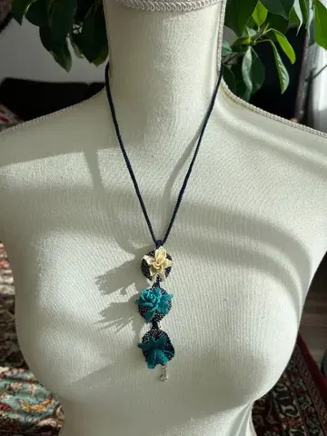 손뜨개질 꽃 모티브 목걸이