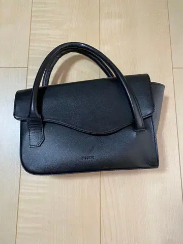 블랙 가죽 핸드백 비고터