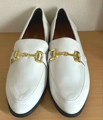 화이트 가죽 로퍼 / 골드 금장 장식