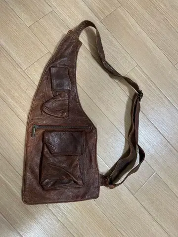 브라운 가죽 바디백 4 포켓