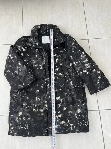 다운 자켓 블랙과 화이트, 그레이 마블 무늬 루코빵