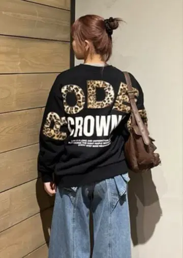 애니멀 인조 모피 아플리케 맨투맨 상의 BLACK