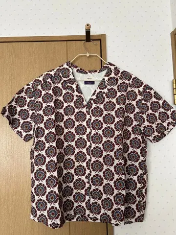 꽃무늬 반팔 셔츠 오픈 카라