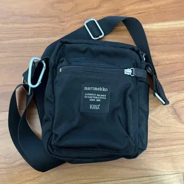 marimekko CASH & CARRY 블랙 숄더백