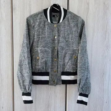 고급스러워 보이는 그레이 버튼 점퍼 블루종 깔끔한 성인 스포티 디자인