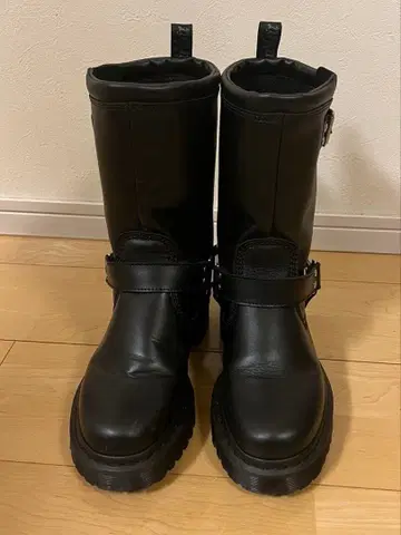 닥터마틴 ANISTONE HI 리거 부츠