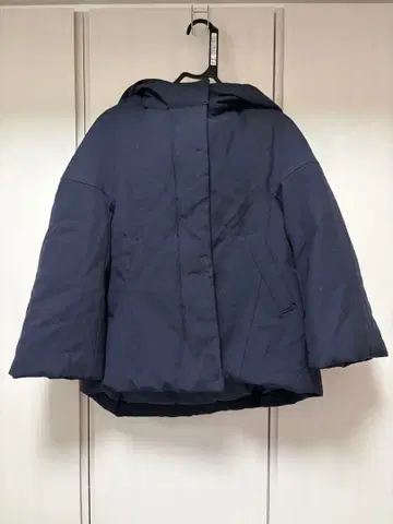 네이비 후드 부착 다운 자켓