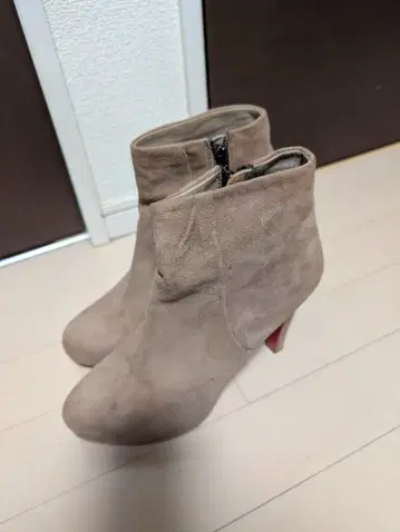 KaciAng 베이지 스웨이드 힐 부츠