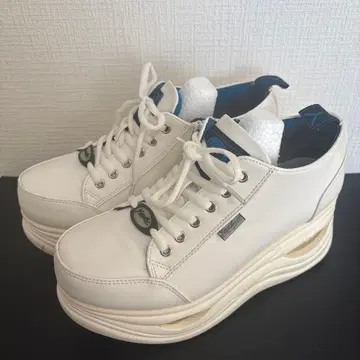 YOSUKE 통굽 화이트 스니커즈