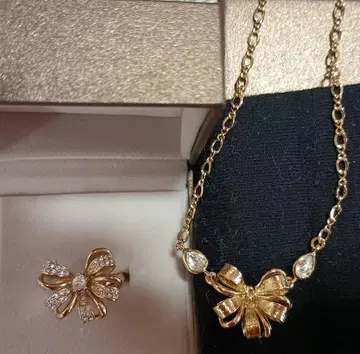 꽃 모티브 목걸이와 브로치 세트