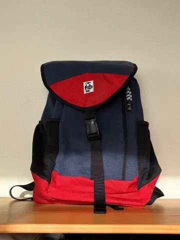CHUMS 네이비/레드 백팩