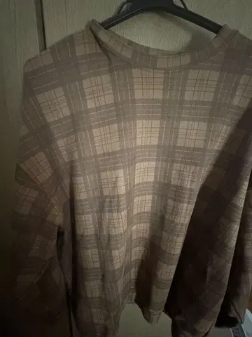 브라운 체크 무늬 긴팔 티셔츠