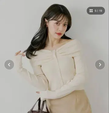 Chico 프론트 버튼 오프숄더 니트