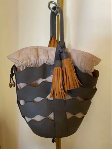 새상품급 로데스코 RODESKO 태슬 달린 버킷 백 가죽 핸드백