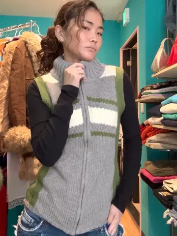 배색 하이넥 니트 베스트