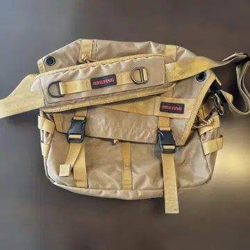 BRIEFING 카키 숄더백