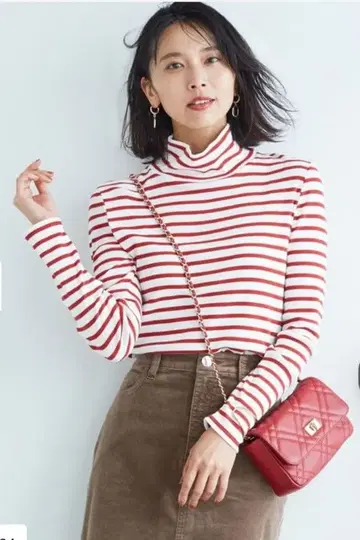 빨간색과 화이트 스트라이프 터틀넥 긴팔