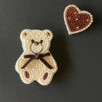 곰&하트 크림색 브라운 비즈 자수 브로치