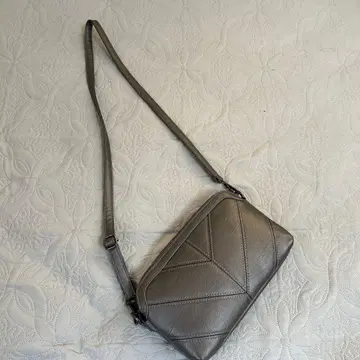 그레이 합성 피혁 숄더백