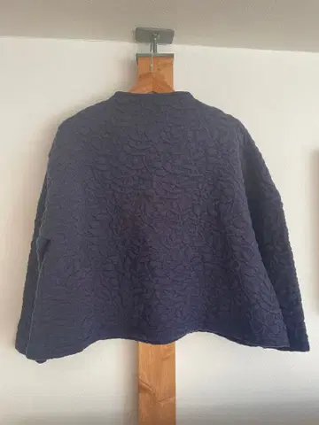 호보니치 생활의 즐거움 전시 상의 네이비