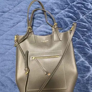 그레이 가죽 숄더백 프론트 포켓 부착