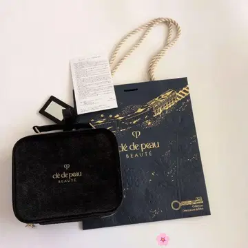 끌레드뽀보떼 2025년 홀리데이 컬렉션 파우치