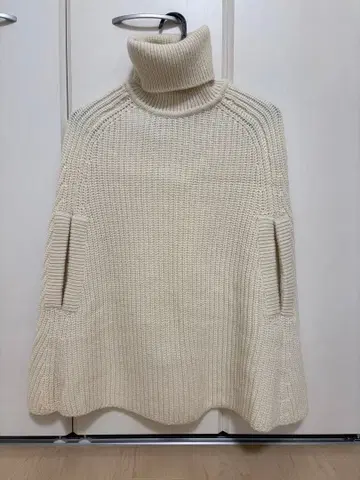 판초 Johnbull 아이보리 터틀넥 니트