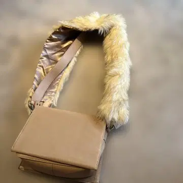 LAUGOA 퍼 달린 베이지 숄더백