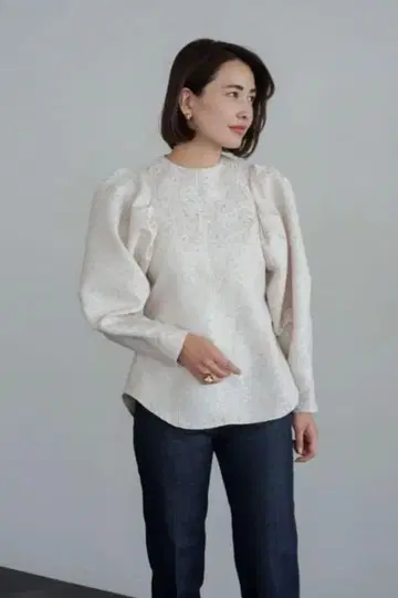 새상품급 OHGA 오가 스즈란 퍼프 슬리브 블라우스 자카드