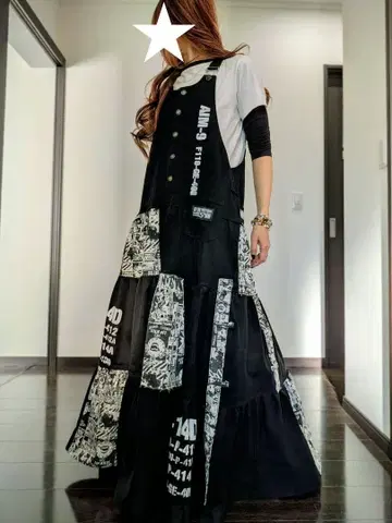 아메리칸 코믹스 x 블랙 데님 절개 티어드 살로펫 스커트